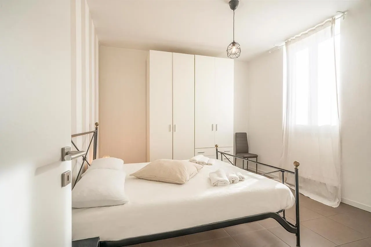 Aparthotel L'Angelica Holiday Home Desenzano del Garda Italien